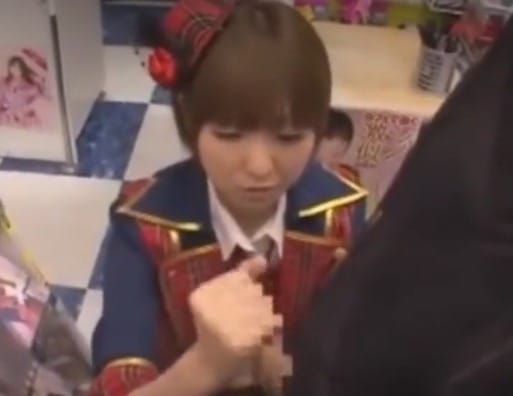 【ファンサービス×地下アイドル】生き残る為に・・・童顔美女が握手会でチンポ握ってシコシコ！