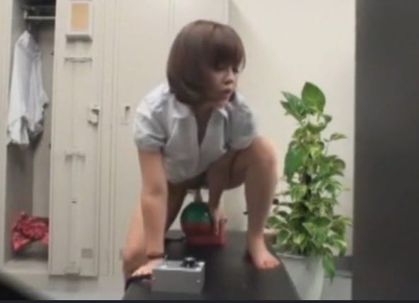 【OL×マシンバイブ】欲求不満な女性社員が会社にあった玩具を見つけるとオマンコ広げてオナニー開始！