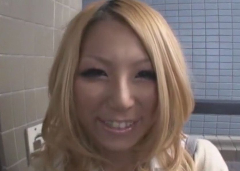 【ご奉仕×ギャル】野外で男性肉棒をねっとりフェラする淫乱ビッチ！パンチラしながらスゴテク披露！