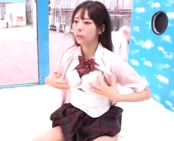 【マジックミラー号】彼氏のおチ◯ポ当てゲームに参加した美少女JKww外れたら彼氏の前で他人棒フェラの刑ww