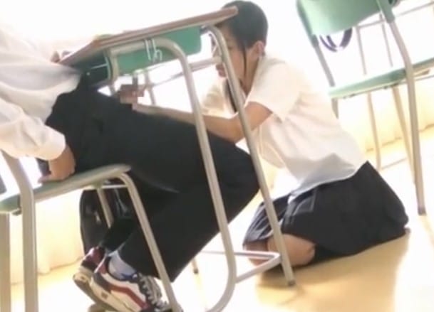 校内一おチ◯ポが好きな淫乱生徒が大暴走wwドM生徒の肉棒を激しく手コキし即イカせちゃう淫乱女ww