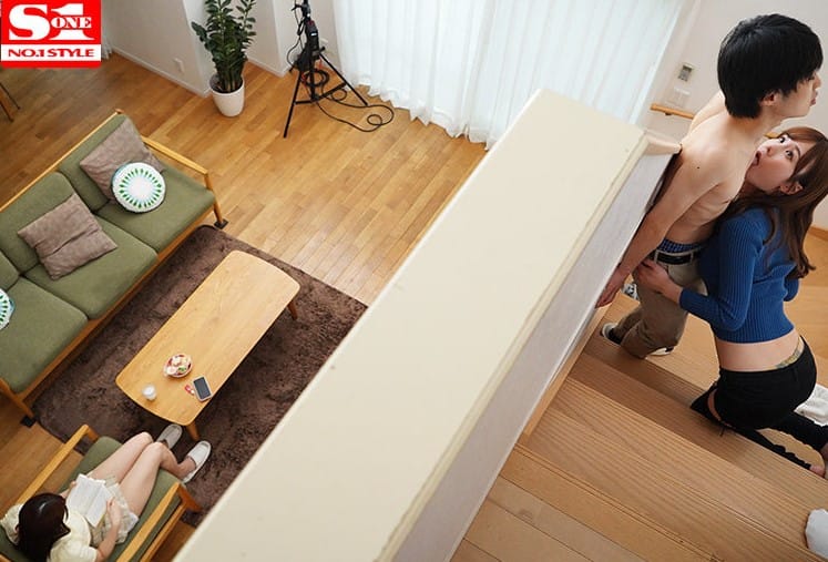 彼がいてもお構いなしで犯してくるNTR美女ww卑猥な音たて勃起チ◯ポうを犯しまくりww