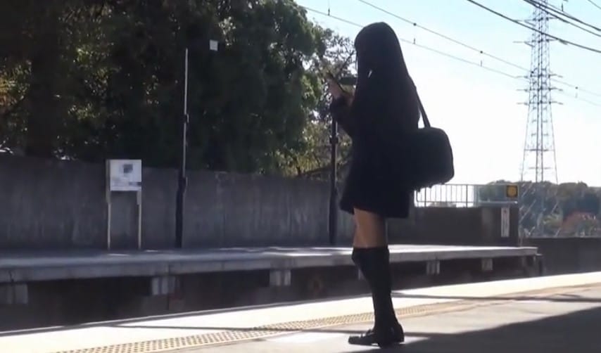 可愛すぎるニーハイ美少女JKを捕まえ強制レイプへww男の力に敵うはずもなく生チ◯ポを挿入され…