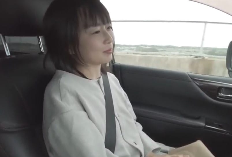 旦那に内緒でご主人様と調教旅行へ『恥ずかしくて気持ち良いです…♡』野外露出で雑に扱われたってマ●コ濡らす淫乱不貞妻！