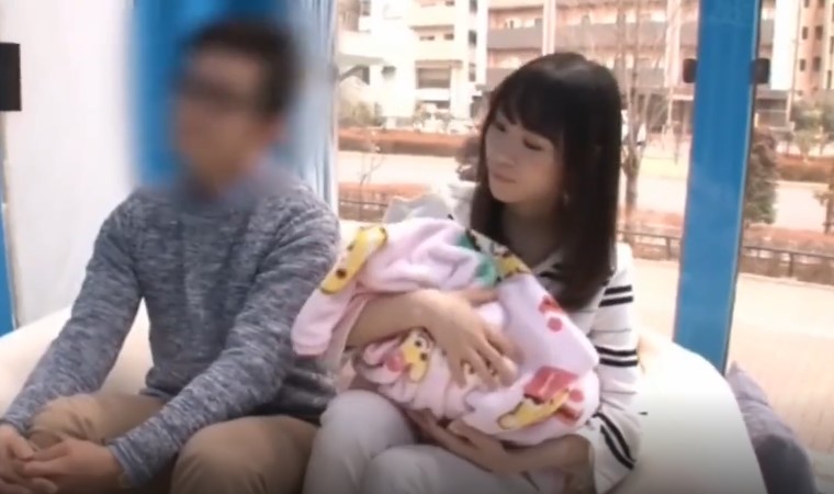 【MM号】赤ちゃんと旦那を外に待たせNTRエッチに溺れる淫乱奥さんwwアンアン喘ぎ声が止まらないww