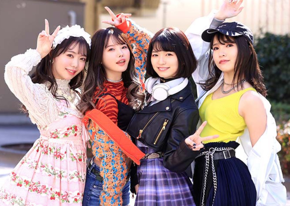 痴女様達の女子会にドMくん参戦ww案の定囲まれ逆レイプ状態でチ◯ポいじられるマゾ男ww