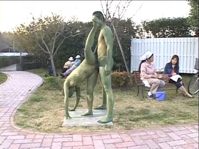 【企画×スレンダー美女】銅像になりきって野外で止めるお姉さん！背後からピストン攻めされザーメンぶっかけ！