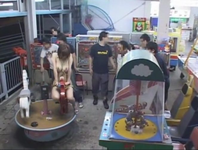 【全裸ゲーム】ゲームで大胆ポーズを披露！『恥ずかしい♡』溶ける水着でみんなを誘惑ｗ