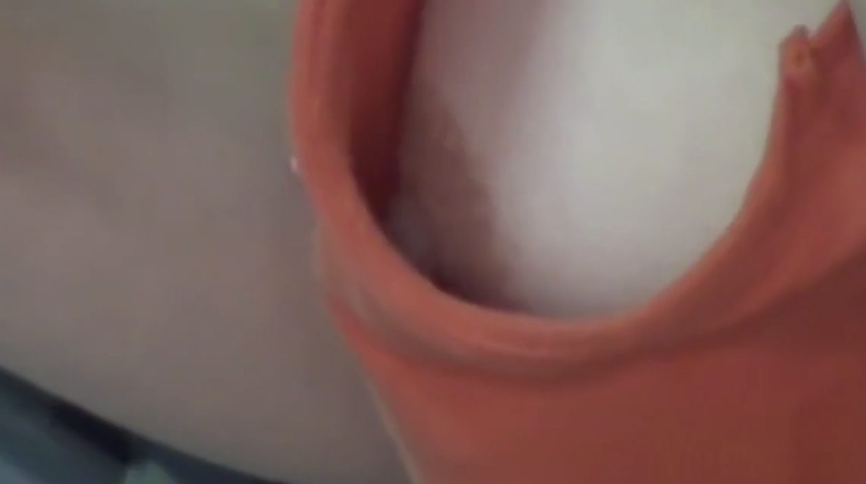 【野外盗撮】『え！？なんでみんなノーブラなの？乳首見えてるよ♡』無防備すぎる女性達の服から覗くおっぱいがエロいwww