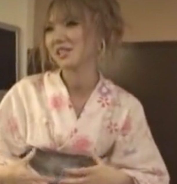 浴衣姿のギャルをお祭りでナンパ！どんどんはだけていく姿がエロ過ぎる！ザーメンを顔面に大量発射してやったwww