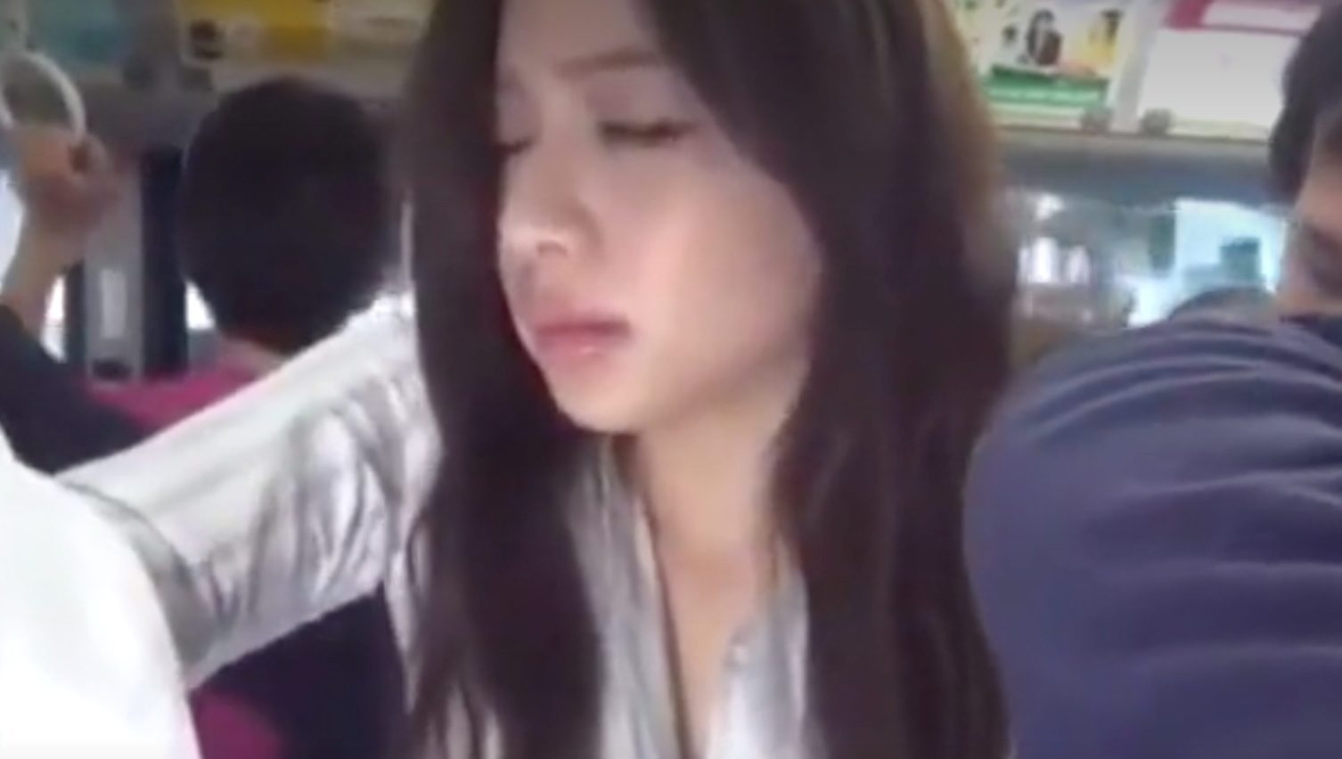 【OL×痴漢】ミニスカの美脚お姉さんが痴漢のターゲットに！嫌なはずなのに身体は正直で感じてしまう変態痴女www