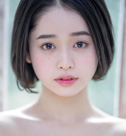 【MINAMOｘ初撮り】魅惑的なボディのお姉さんがエロさ全開で巨根をジュボフェラして亀頭を舌で転がして弄ぶ！