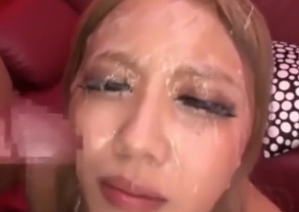 【ぶっかけ黒ギャル】黒い肌を白濁色に染めあげるｗｗ大量のザーメンシャワーを浴びてビッチがご満悦しちゃう♪