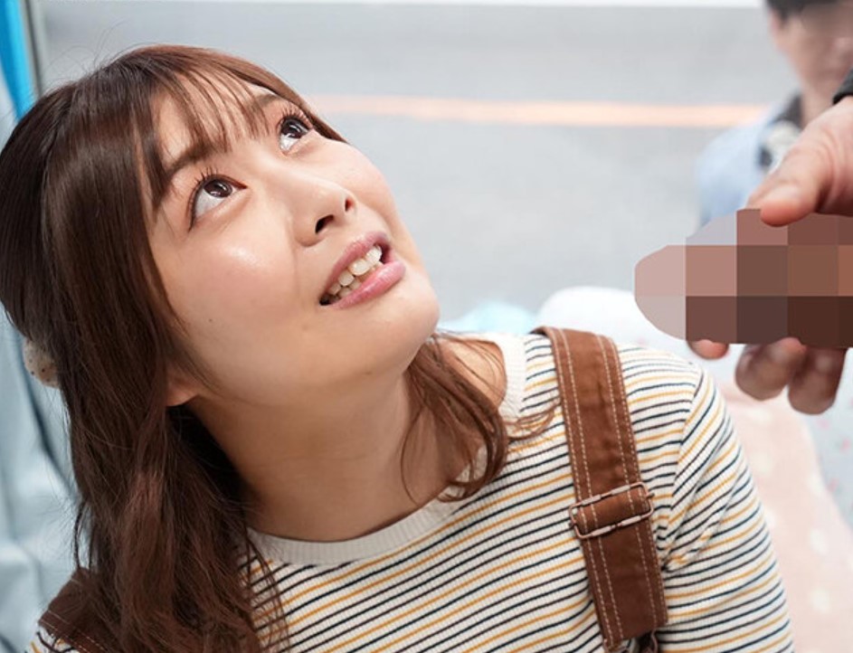 【MM号×人妻】他人棒を目の前で見せつけられて発情する巨乳美女！旦那と子供そっちのけでNTR交尾開始しちゃう！