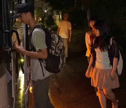 【永井みひな】深夜バスへ女一人で乗車する事に少し不安がある中で痴漢野郎のターゲットに！恐怖のあまり抵抗できない…