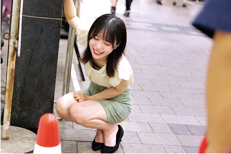 【素人美女×リモバイデート】街中で立ちすくむお姉さんはオマンコにバイブ仕込んで感じてるｗガクブルしながらオマンコイク！