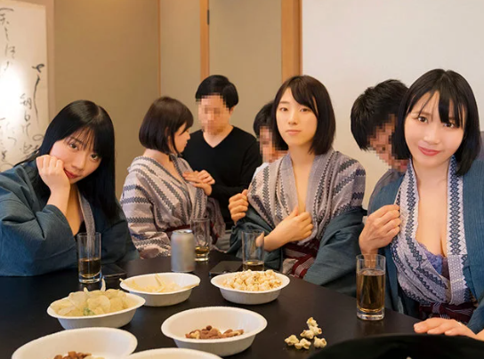 【旅館×美乳美女】友人たちに内緒でハメちゃう男女！本能のままに巨乳揺らして何度もイク！