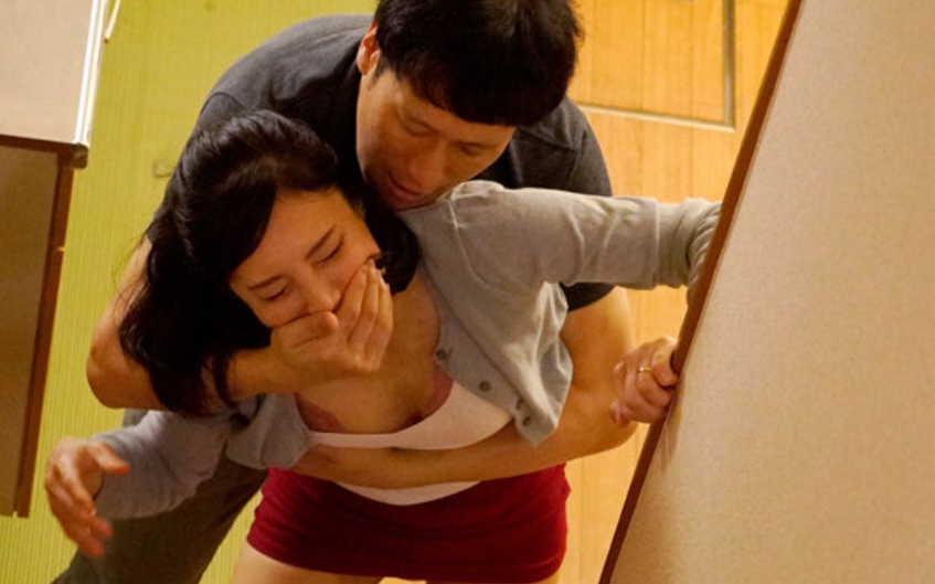 【義母NTR×平岡里枝子】義理の母親を無理やり犯す！肉棒を口にぶち込み強制フェラする！