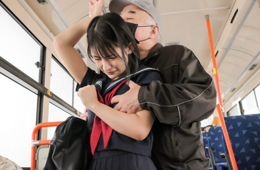 【JK×痴漢】バス内で女子高生がエロじじいに痴漢されガチハメ！老人チンポに犯され次第にハマってくｗ