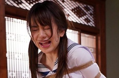 『本当に気持ち悪いぃ…』清純派美少女JKがキモジジィに拘束されメス調教される鬼畜レイプw性感集中責めで強制メス化ww