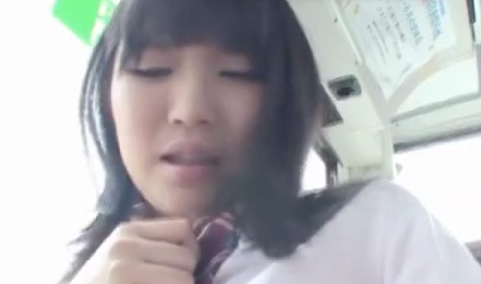 『本当にやめてください…』痴漢師に狙われる巨乳JKw誰も見えない死角でこっそりマ◯コをいじめられて…