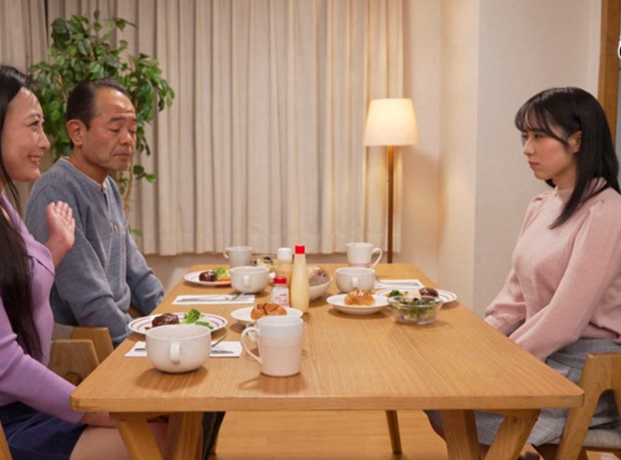 義父の狙いは娘のマ◯コ…洗脳された母親を引き連れ無理やり犯される巨乳JDww禁断の親子丼セックスww