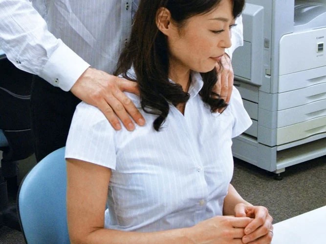 【熟女×ガチハメ】哀愁漂う熟女を若チンが攻め立てオマンコ濡らして何度もいっちゃう！
