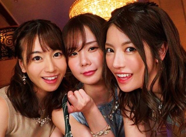 痴女三人組が雑魚乳首を舐め責めww可愛い顔してまんまとメス堕ちさせる鬼畜女達ww