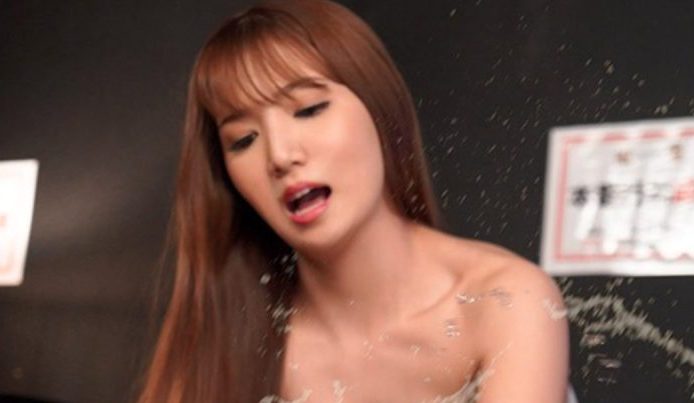 昼はOL夜はおチ◯ポ欲しがりのピンサロ嬢に変貌する変態女ww大好きな肉棒を目の前に奥までズッポリ咥えセルフイマラww