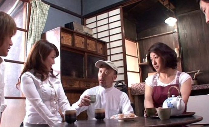 まさかの母親スワッピングwwむっちり熟女達の生マ◯コにギンギンチ◯ポぶち込み大乱行ww