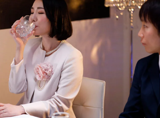 【舞原聖×濃厚キス】大股開きで舐められ悶絶！『気持ちいい…♡』お返しにフェラでサオを大きくｗ