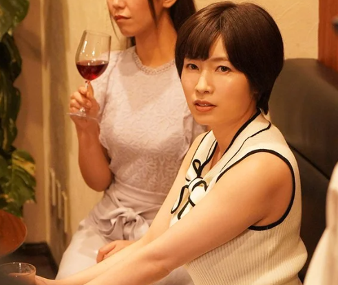【奥田咲×濡れ乳パイズリ】立ちバックで突かれながら乱れる！『気持ちいい…♡』柔らかな胸が揺れるｗ