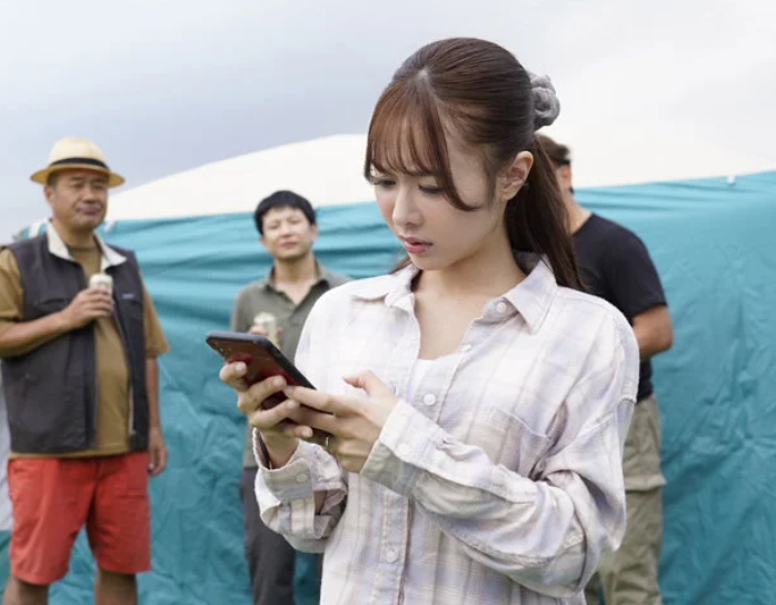 『あなた…ごめんなさい…』近所の男達に一晩中犯され白目を向いて感じる人妻！どこへ逃げても快楽から逃れられずメス堕ちｗ
