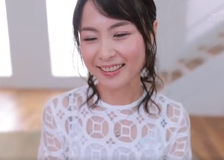 【初撮り熟女×バックセックス】細い体で男を包み込み快感に震える！『気持ちいい…♡』汗ばむ髪が色っぽすぎるｗ