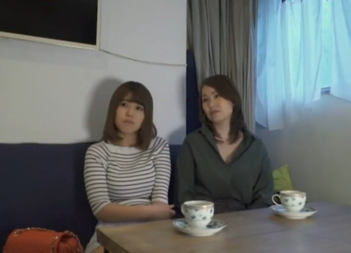 【ムチムチ母娘×Wフェラ】美人親子たちが美尻を突き出しおちんぽの受け入れ準備完了ｗ