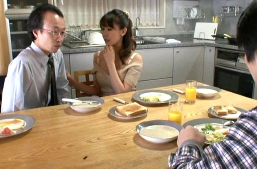 母親面した態度が気に食わず義母をレイプする息子！『ほらイケよババアｗ』義理の息子にアクメさせられメス堕ち中出しｗ
