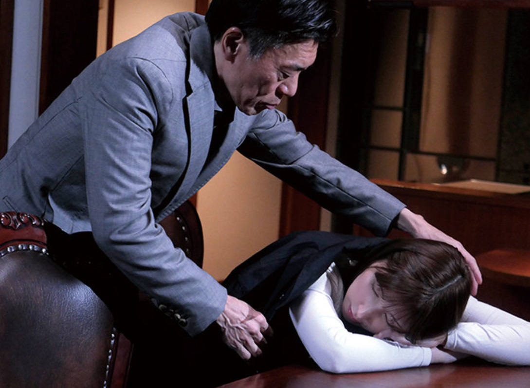 【人妻×背徳セックス】義父の熱に抗えず理性崩壊！『やだ…』満たされぬ身体が快楽に震えるｗ