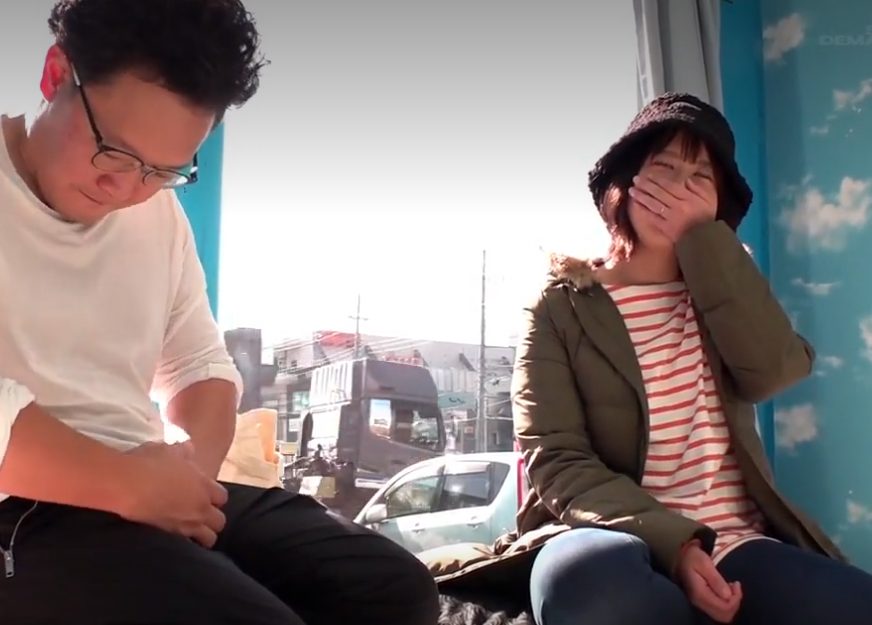 【MM×人妻】他人棒と密室でハメ合う奥様！いつもと違う肉棒にオマンコ濡らして手コキフェラ！