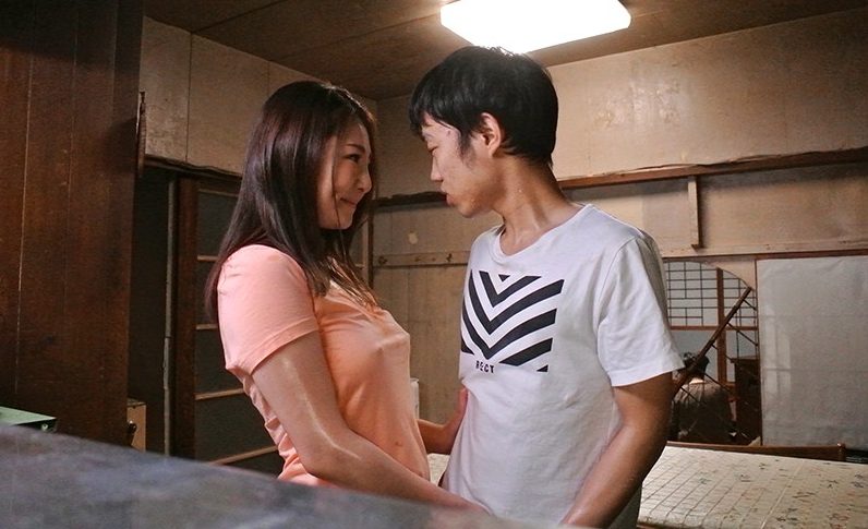 田舎で一際輝く美人お姉さんとの生エッチw祖父母がいるのにも関わらず物陰で必死に腰振ってきて…ww