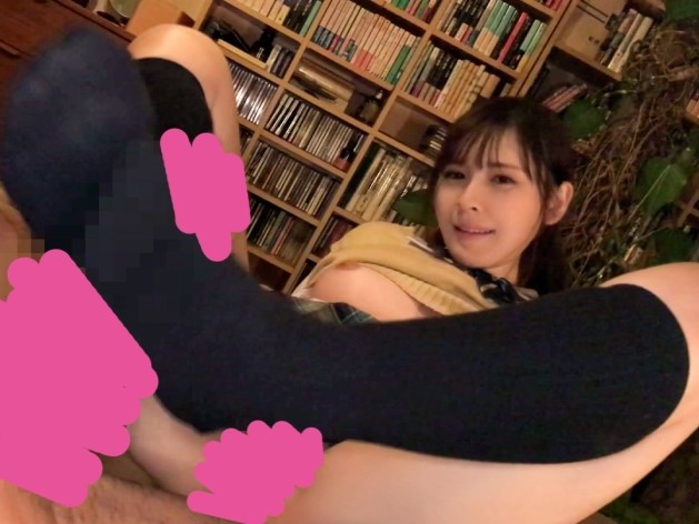 【制服美女×足攻め】清楚な顔して中身淫乱な美少女が巧な足さばきでおチンポを絶品足コキ！