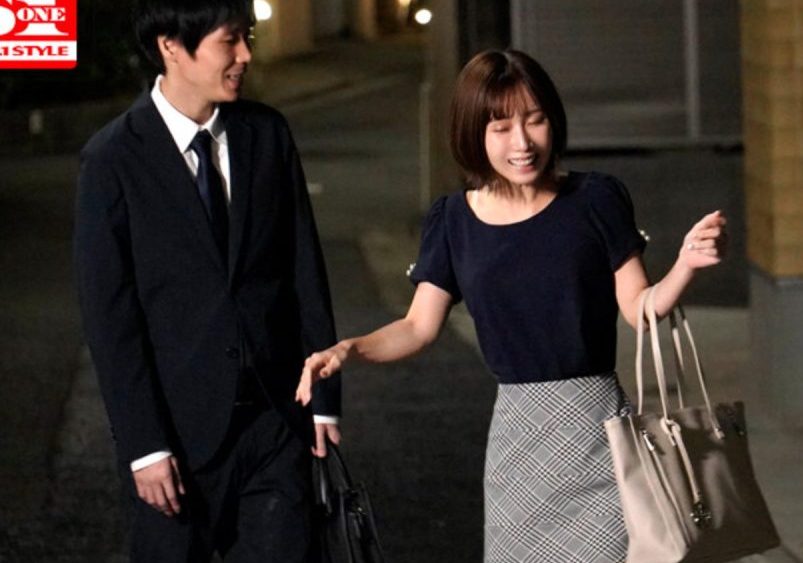 美人上司の本性はおチ◯ポ狙いのとんでも痴女でした…欲しがりマ◯コにばっきばきの肉棒を即挿入ww