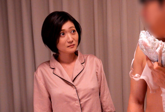 【美熟女×誘惑】息子の友人に胸を見せつけて挑発！『気持ちいい…♡』乳首弄られビショ濡れ絶頂ｗ