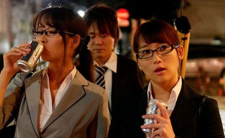『まだイっちゃダメだからね♡♡』変態女上司二人組に挟まれ性感開発されるドM男ww終わりの見えない騎乗位に悶絶イキww