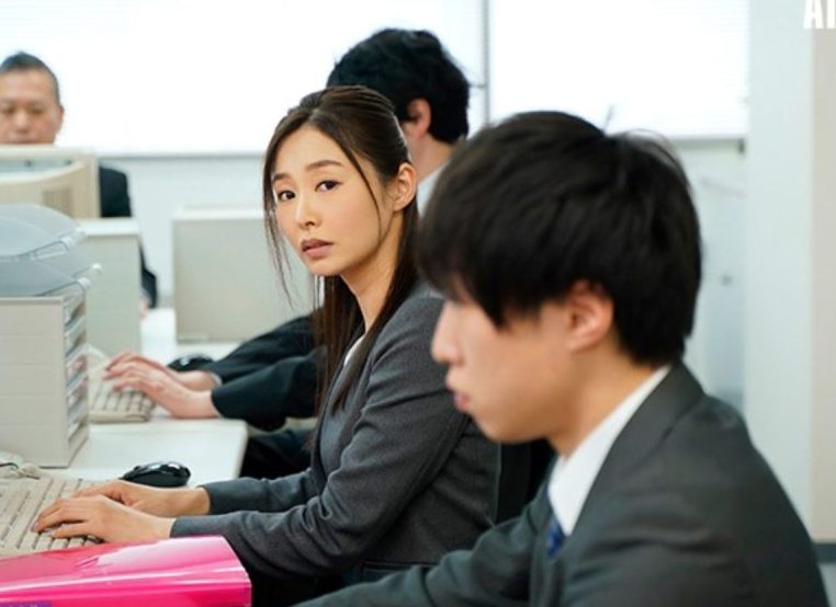 憧れの美人女上司はチ◯ポ狂のマゾ女でしたww部下の肉棒をアナル丸出し四つん這いで舐めたおす変態女ww