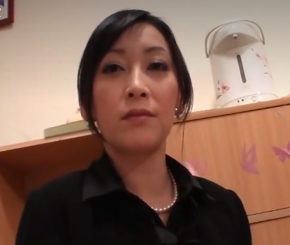 【巨乳熟女×玩具攻め】ご無沙汰おばさんが剥き出しのオマンコを電マで悪戯攻めされガチイキ！