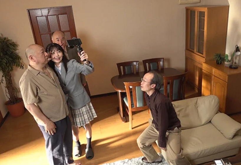 ジジイの集団が暮らす巣に招かれた制服JK！『おじさん大好きなのぉ♡』クソジジイ達が特殊性癖の美少女に襲い掛かる！