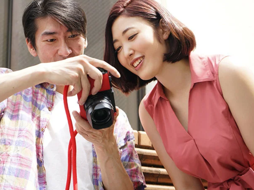 旦那のミスは妻の身体で！『ヌードモデル…？』頭を抱える夫の横で目の前で他人に乳を揉まれマ●コを弄られ感じる奥さん！