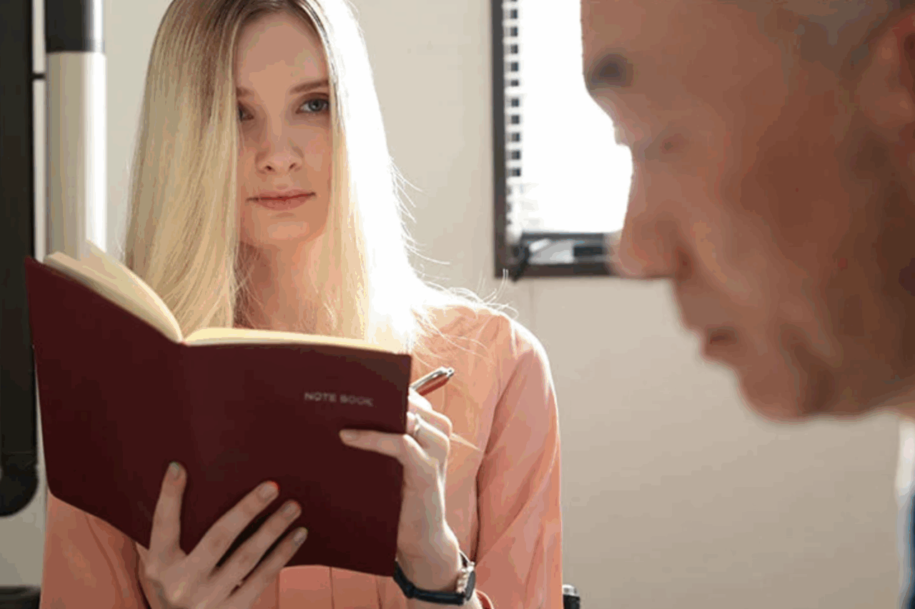 ↓この超絶美少女ブロンドヘア秘書が数秒後には濡れマ◯コ大披露ww夫の夫妻の代わりにカラダを求められて…ww