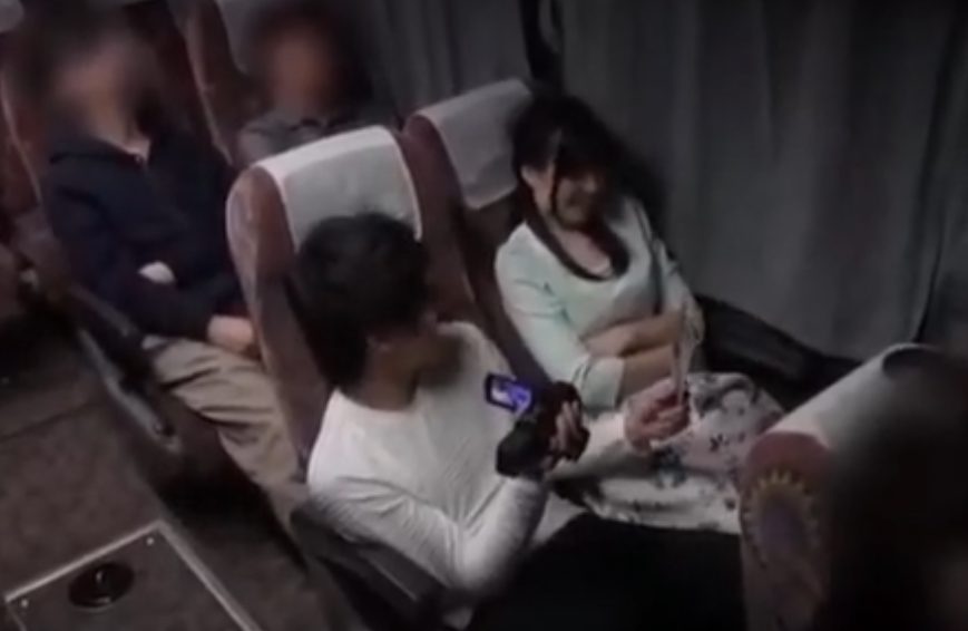 【ガチハメ×お姉さん】男女友達同士が夜行バス内でこっそり性交始め快楽のままハメちゃう！