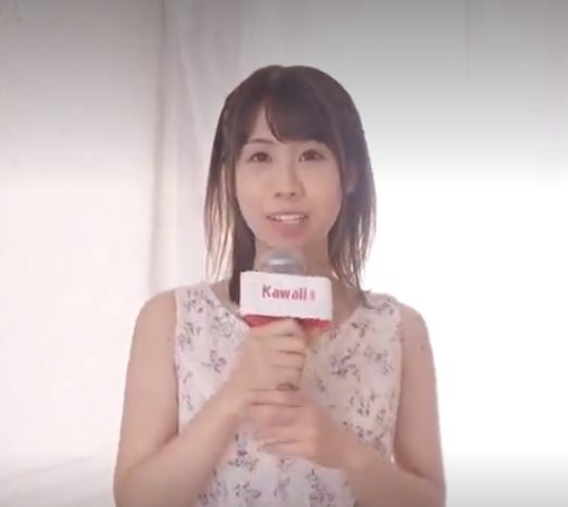 某女子アナにソックリ！？噂の女子大生が恥じらいながらもAVの世界へ！マイク片手にエロ過ぎ実況中継ｗ